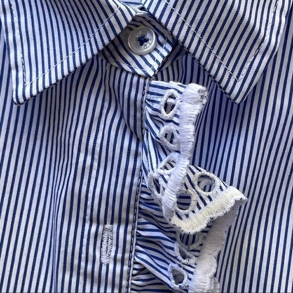 Izod Sleeveless Cotton Blouse accented with Eyelet Ruffle down the Front - Large - Picture 3 of 8